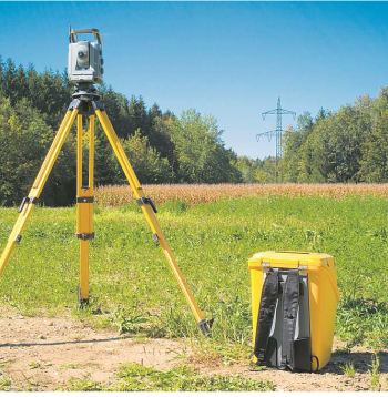 Krasu cenu kāpumu Valsts zemes dienestā skaidro ar birokrātijas mazināšanas pasākumiem – mazāk būšot iesniedzamo dokumentu. Tikmēr mērnieki šādu saistību sadārdzinājumam nesaskata.
