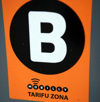 Autostāvvietu maksas automāts.