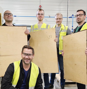 Viens no pagājušā gada novērtētajiem sasniegumiem – Koksnes ķīmijas institūta un "Latvijas Finiera" veikums. No finiera ražošanas blakusprodukta (bērza mizas) izstrādāta inovatīva tehnoloģija, kā ražot pilnībā dabisku saistvielu, ar ko pirmo reizi vēsturē bērza saplāksnim ir sasniegta 1. mitrumizturības klase. Pagājušā gada jūlijā autori raksta: "Saistviela sastāv no īpaša bērza tāss suberīnskābju un ligno ogļhidrātu maisījuma, kas pielāgots standarta saplākšņa ražošanas apstākļiem. Šis sasniegums ir īpaši nozīmīgs, jo: saistviela ir 100% dabiska; augsta mitrumizturība sasniegta reālā rūpniecisko saplākšņu presēšanas temperatūrā; viegli mērogojami presēšanas apstākļi; saistvielu ir iespējams uzklāt ar rūpniecisko klāšanas iekārtu; jau izgatavoti pirmie liela mēroga saplākšņa paraugi."