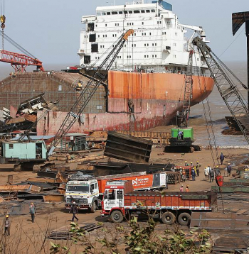 Alangas kuģu demontāžas centrs Indijā iepriekš bijis pazīstams kā milzīga piesārņošanas mašīna, kur svešas jebkādas darba drošības tradīcijas. Vai kas mainīsies tagad, kad Indija pievienojusies Honkongas konvencijai? Tālajā 2010. gadā Alangas pakalpojumus skandāla ēnā izmantojusi arī "Latvijas kuģniecība". (Attēlā – 2018. gads Alangas kuģu demontāžas centrā.)