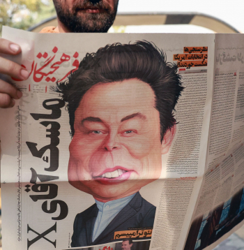Vīrietis tur rokās Irānas laikraksta “Farhikhtegan” eksemplāru ar karikatūru, kurā attēlots Īlons Masks.