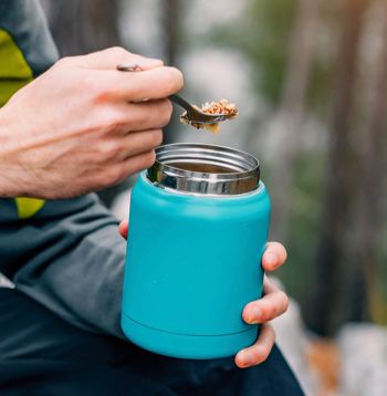 Lai saprastu, cik ietilpīgu termosu pirkt, jānovērtē ierastās pusdienu porcijas lielums (parasti 500–700 ml).