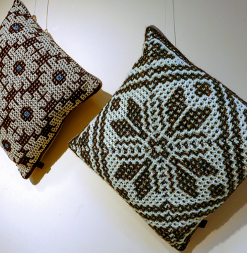 Darbi mozaīktamborēšanas tehnikā.