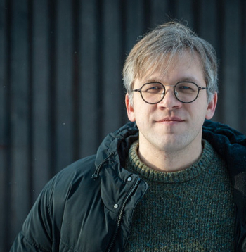 Valters Sīlis: "Jā, Liepājas teātra iestudējums savā ziņā ir mūsu laika portretējums, jo galvenokārt jau pasauli ap mums rada tie, kuru darbs ir strādāt ar citiem cilvēkiem."