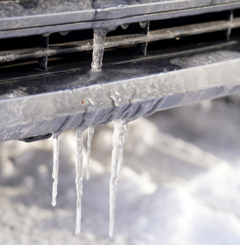 Sals. Lāstekas pie automašīnas.