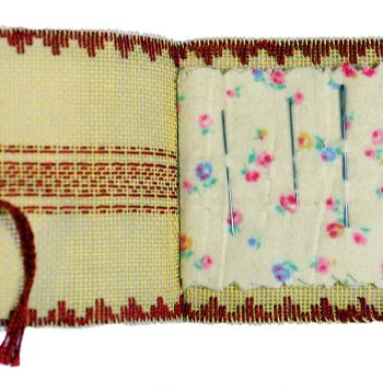 Adatu grāmatiņu meistare izšuva, mācoties Lībagu pamatskolas 5. klasē 1935. gadā pie skolotājas Emīlijas Lejas (TNMM 26534). Adatu grāmatiņu meistare izšuva, mācoties Lībagu pamatskolas 5. klasē 1935. gadā pie skolotājas Emīlijas Lejas (TNMM 26534).