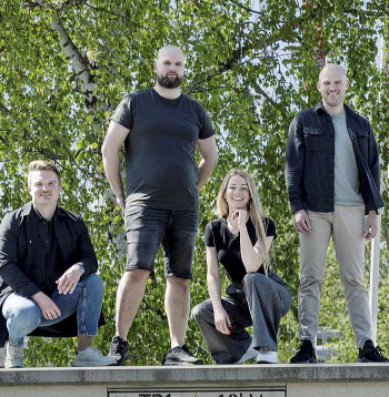 "Engycell" dibinātāji Kristiāns Karlsons (no kreisās), Jevgēnijs Zaremba, Egija Gailuma un Kristaps Vasiļjevs ir gandarīti par izstrādāto tehnoloģiju, kas palīdz efektīvi izmantot visu elektroenerģijas sadales tīkla kapacitāti.