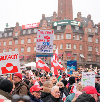 Grenlandes atbalstam rīkota protesta akcija Kopenhāgenā. Demonstrācijas pret ASV prezidenta Donalda Trampa centieniem pārņemt pasaulē lielāko salu notikušas arī citviet Dānijā, kā arī Grenlandes galvaspilsētā Nūkā.