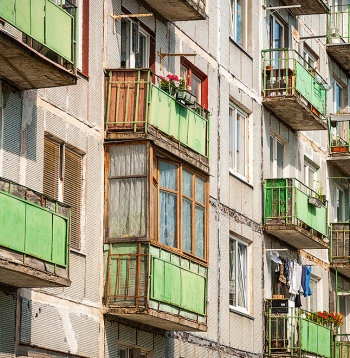 Padomju gados būvētas ēkas balkoni.