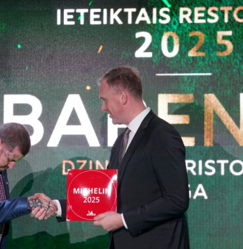 2024. gada 24. oktobrī Ekonomikas ministrs Viktors Valainis (no labās) pasniedza apliecinājumu par iekļaušanu 2025. gada "Michelin" ceļvedī restorāna "Barents" šefpavāram Dzintaram Kristovskim.