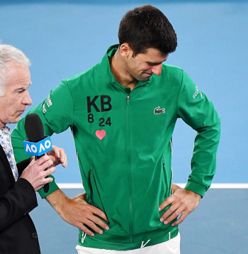 Džons Makinrojs (no kreisās) pēc spēles intervē Novaku Džokoviču. Abas tenisa zvaigznes savulaik ir iekūlušās pamatīgos skandālos Austrālijas atklātajā čempionātā.