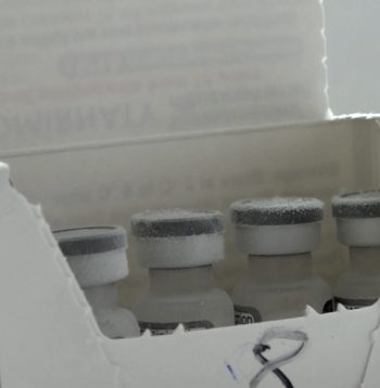 Pašlaik Valsts asinsdonoru centra ledusskapjos glabājas iespaidīgs daudzums neizmantotu vakcīnu. 