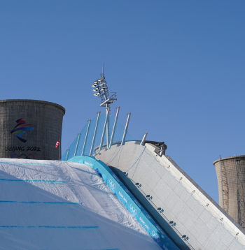 2022.gada Olimpisko spēļu snovborda disciplīnas ''Bigair'' sacensību tramplīns.