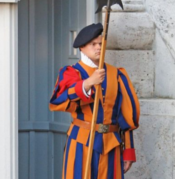 Mūsdienu Šveices gvards postenī Vatikānā.