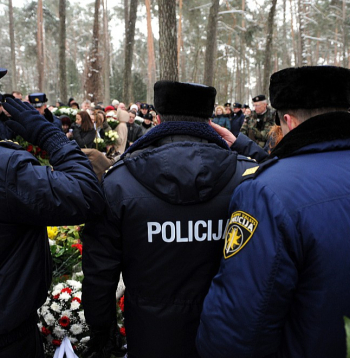 2011. gada 29. janvāris. Policijas darbinieki bēru ceremonijā atvadās no Jēkabpilī bruņotā uzbrukumā nošautā Viesītes iecirkņa vecākā inspektora Andra Znotiņa.