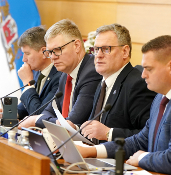 Rīgas domes (RD) priekšsēdētāja vietnieks pilsētas attīstības un Rīgas metropoles jautājumos Māris Sprindžuks (no kreisās), RD priekšsēdētāja vietnieks izglītības, kultūras, sporta un ģimeņu politikas jautājumos Vilnis Ķirsis, RD priekšsēdētājs Viesturs Kleinbergs un RD priekšsēdētāja vietnieks drošības, īpašumu, mājokļu un vides jautājumos Edvards Ratnieks piedalās domes sēdē, kurā lemj par Rīgas pašvaldības 2026. gada budžetu.