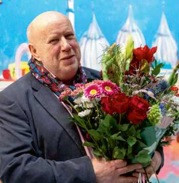 Mākslinieks Aleksejs Naumovs izstādes atklāšanā 2024. gadā. 