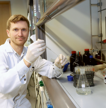 Kristaps Jaudzems ar kolēģiem Latvijas Organiskās sintēzes institūtā veido molekulas, kas ir tādas pašas, kā Alcheimera slimības
skartās molekulas cilvēka organismā.