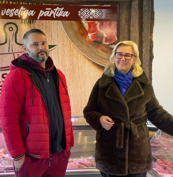 Lielvārdes gaļas veikalā saimnieko Ojārs Savins, kurā daļa produkcijas tiek piegādāta no viņa mammas Brigitas Savinas bioloģiskās zemnieku saimniecības “Kalvāni”. 