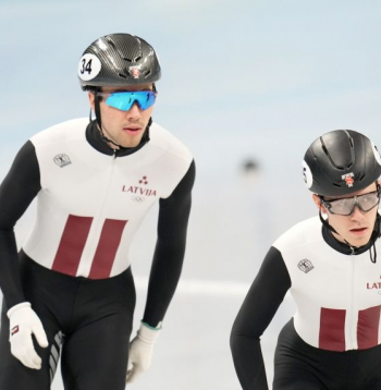 Šorttrekisti Reinis Bērziņš (no labās) un Roberts Krūzbergs Milānā startēs savās otrajās olimpiskajās spēlēs.