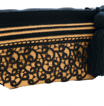 Tamborēts maciņš ar mežģīni.