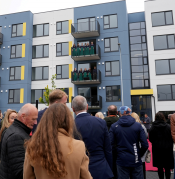 Valmierā tiek atklātas pirmās ar valsts atbalstu uzbūvētās zemas īres maksas daudzdzīvokļu dzīvojamās mājas — 120 jauni dzīvokļi speciālistu piesaistei.