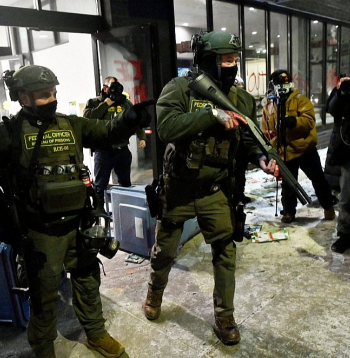 ASV federālo iestāžu aģenti pie viesnīcas Mineapolē, kur notiek pret prezidenta Donalda Trampa imigrācijas politiku vērsti protesti.