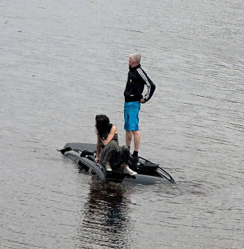 Pagājušā gada 16. jūnijā notikušo neplānoto "izrādi" ar Daugavā iebraukušo auto un tā vadītāja un pasažieres glābšanu vēroja daudzi ogrēnieši.