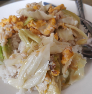 Ķīnas kāposts ar malto gaļu un rīsiem.