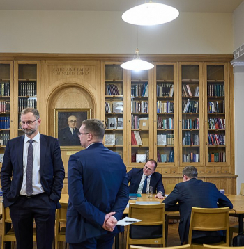 Valdību veidojošo partiju pārstāvji pirms sadarbības sanāksmes, no kreisās – satiksmes ministrs Atis Švinka ("Progresīvie"), otrais no labās - viedās aizsardzības un reģionālās attīstības ministrs Raimonds Čudars ("Jaunā Vienotība").