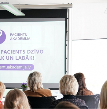 Latvijas Onkologu asociācijas vadītāja Alinta Hegmane tīmekļa vietnes "Pacientu akadēmija" atklāšanas pasākumā 2025. gada aprīlī. Iecerēts, ka vietnē var atrast noderīgu un ārstu recenzētu informāciju par izplatītākajiem vēža veidiem, to diagnostiku, ārstēšanu.