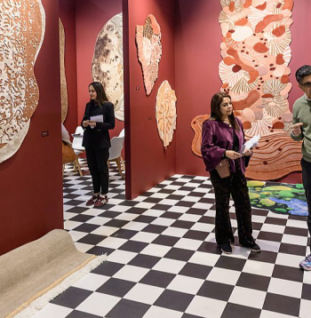 Modē neierastas formas un faktūras paklāji.
