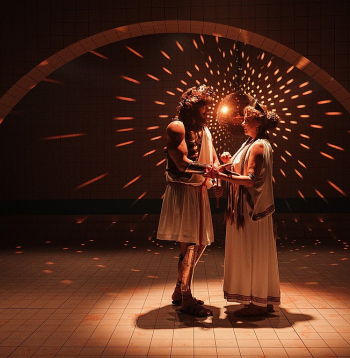 Skats no Valmieras teātra izrādes "Mēdeja".