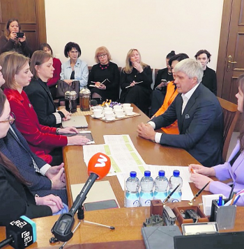 Kultūras ministres Agneses Lāces (trešā no kreisās) 7. janvāra tikšanās ar Rēzeknes domes priekšsēdētāju Aleksandru Bartaševiču (otrais no labās) beidzās ar diezgan skarbiem izteikumiem no abām pusēm.