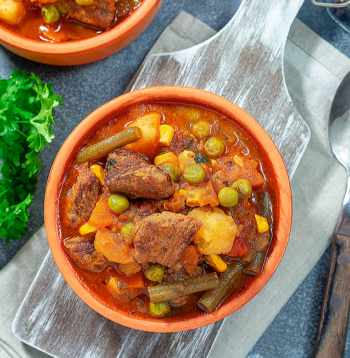 Gaļas un dārzeņu sautējums.