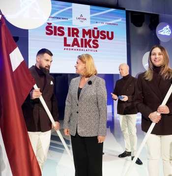 Latvijas karognesējs 2026. gada ziemas olimpiskajās spēlēs, hokejists Kaspars Daugaviņš, Ministru prezidente Evika Siliņa un Latvijas karognesēja 2026. gada ziemas olimpiskajās spēlēs, kalnu slēpotāja Dženifera Ģērmane piedalās pasākumā Latvijas Nacionālajā teātrī, kurā paziņo Latvijas delegācijas karognesējus Milānas-Kortīnas olimpiskajās spēlēs.