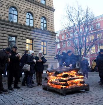 1991.gada barikāžu aizstāvju atceres dienas pasākums pie Saeimas nama.