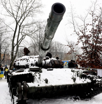 Ukrainas bruņoto spēku iznīcināts Krievijas okupantu tanks.