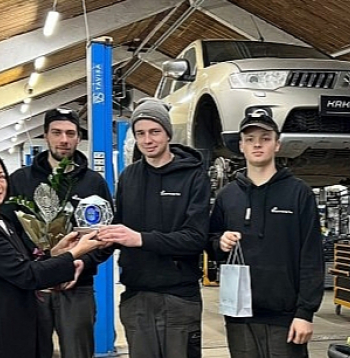 Smiltenes novada Apes uzņēmuma SIA "KRK Works" autoserviss labprāt ņemot darbā jauniešus. Uzņēmuma ieguldījumu darbinieku apmācībā pirms pāris gadiem arī novērtējusi Smiltenes novada pašvaldība un konkursā "Gada balva uzņēmējdarbībā" piešķīrusi balvu kategorijā "Ieguldījums vietējā kopienā". To pasniedza Smiltenes novada pašvaldības domes priekšsēdētāja vietniece Astrīda Harju uzņēmuma īpašniekam Kristapam Raipalim (otrais no labās).