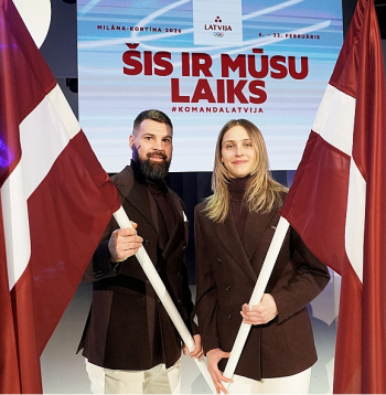 Pieredze un jaunība – Kaspars Daugaviņš un Dženifera Ģērmane iemēģina roku karoga nešanā.