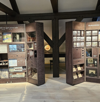 Latvijas Nacionālā vēstures muzeja nodarbību telpā "Izziņas bēniņi" Rīgas pilī ir iespēja satikties ar Latvijas vēsturi no 12 000 gadu senatnes līdz mūsdienām un izpētīt to – skatoties, klausoties, lasot, darbojoties.