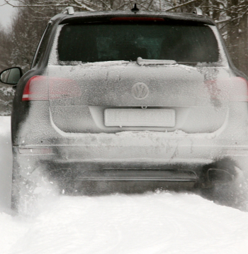 Automašīna uz sniegota ceļa.