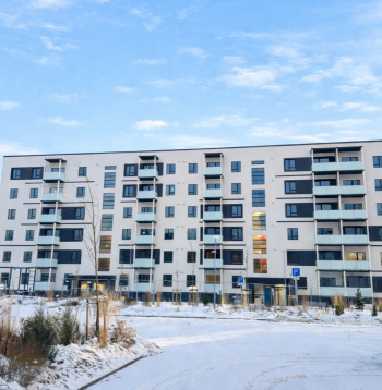 Daudzdzīvokļu ēka.