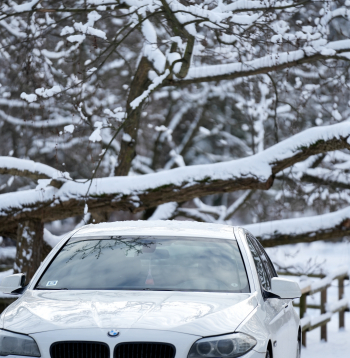 BMW automašīna ziemā.