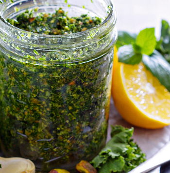 Kale jeb lapu kāposta pesto.