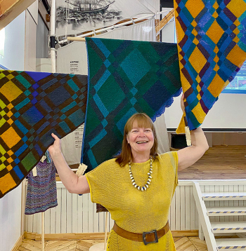 Anitra Tooma adīt iemācījusies pašmācības ceļā, bērnībā dzīvojoties pie vecmāmiņas laukos.