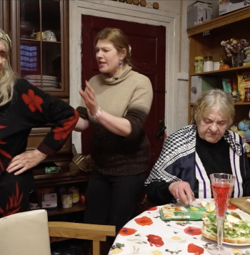 Magone mēģina izšķirt draudzeņu kašķi.