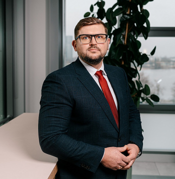 Bankas "Citadele" meitasuzņēmuma "CBL Asset Management" valdes priekšsēdētājs Kārlis Purgailis: "40 gadus vecs iedzīvotājs, kas savā darba mūžā ir saņēmis un šobrīd saņem valstī vidējo atalgojumu, kas pašlaik ir 1850 eiro pirms nodokļiem, prognozējami saņems nedaudz virs 1500 eiro pensiju no 1. un 2. līmeņa uzkrājuma. Tomēr, jāapzinās, ka pēc 25 gadiem, kad šis cilvēks dosies pensijā, tas būs vien ap 50% no pēdējās darba algas, pieņemot mērenu vidējās darba samaksas pieaugumu šajā periodā."