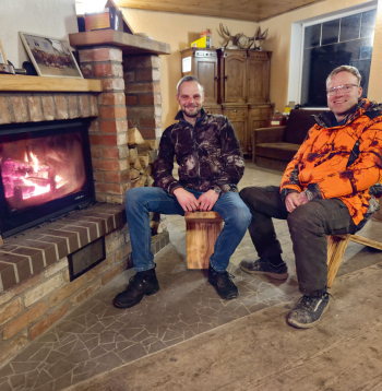 Medību vadītāji Sandris Višķers (no kreisās) un Reinis Picka.