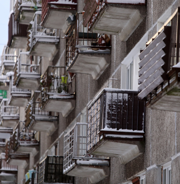 Daudzdzīvokļu mājas balkoni Ķengaragā.